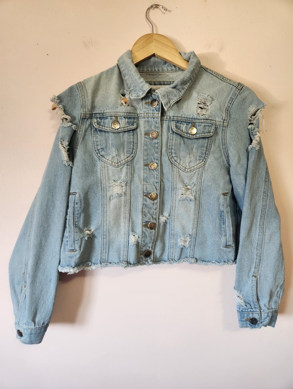 Between Us Distressed Light Wash Cropped Denim Jacket Size M EUC Thrashed Edgy